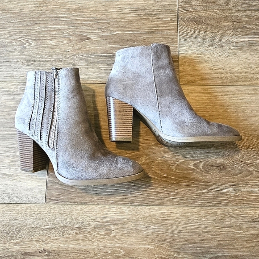 Quipid Taupe Suede Ankle Booties Pointed Toe Side Zip Block Heel 6.5